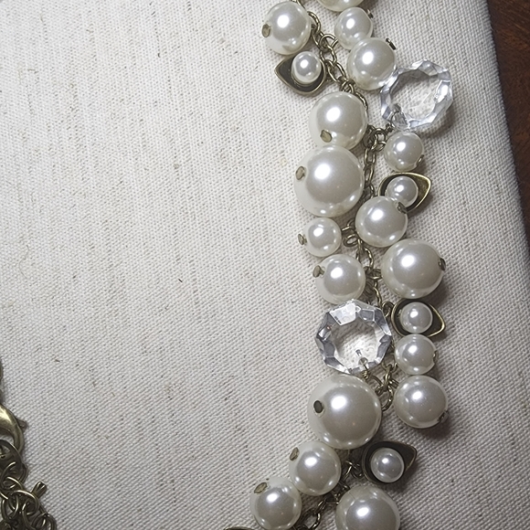 Brushed gold and Pearl Necklace - Picture 2 of 3